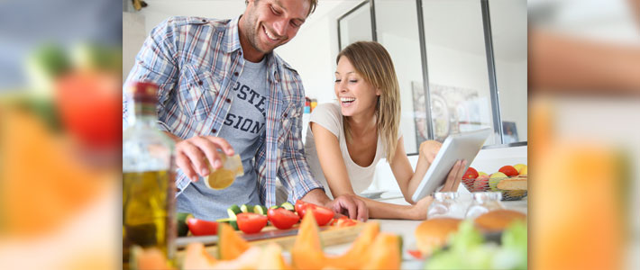 Mann und Frau bereiten in der Küche Essen zu